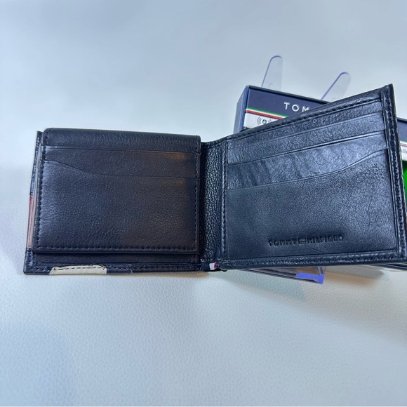 NEW Men’s Tommy Hilfiger Black Leather RFID Wallet with Tricolor Accent - Picture 2 of 4